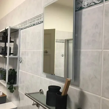 Liebevoll Sanierte, Grosszuegige Stadtwohnung, 70 Qm *