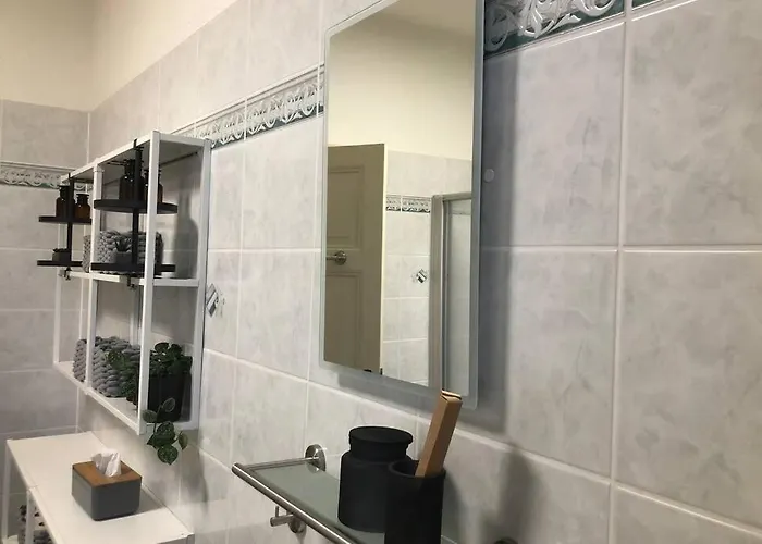 Liebevoll Sanierte, Grosszuegige Stadtwohnung, 70 Qm *